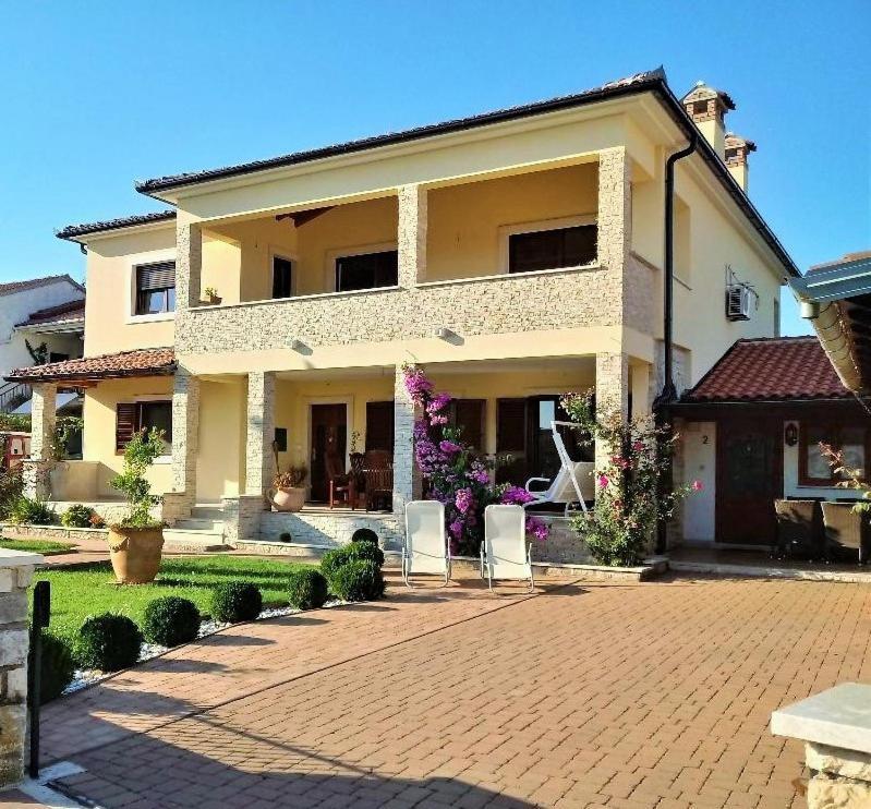 Apartments Sara Бале Екстериор снимка
