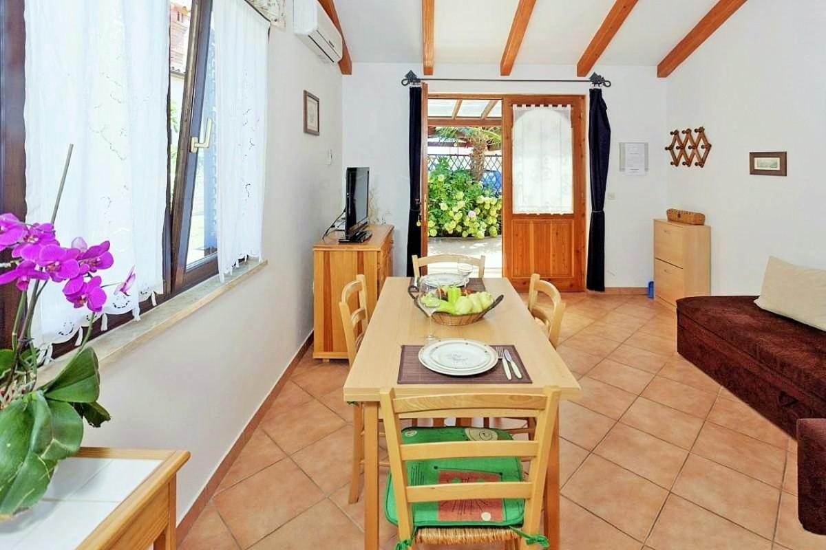 Apartments Sara Бале Екстериор снимка