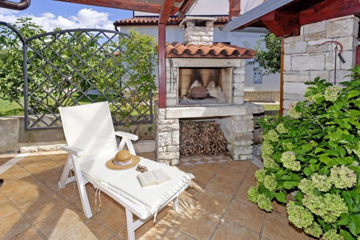 Apartments Sara Бале Екстериор снимка